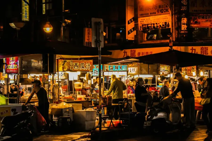 台灣夜市攤位與人潮示意圖