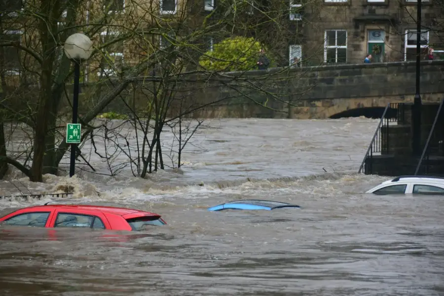 大雨過後街道積水、車輛泡在洪水中的示意畫面