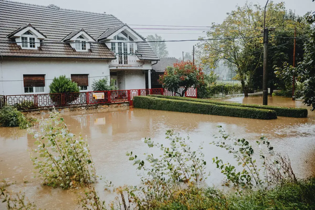 暴雨後積水街道與路旁建築的洪水安全示意圖