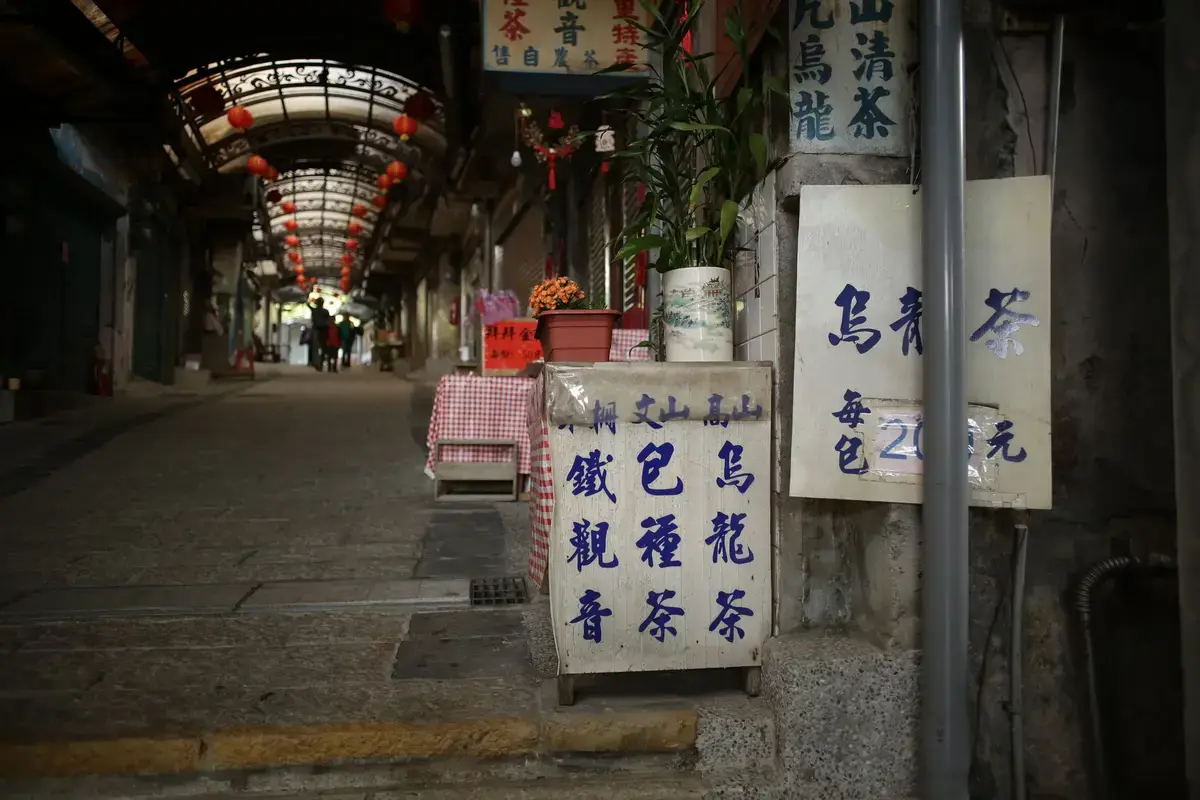 台灣街角茶飲店與路人外帶冰茶的橫式街景