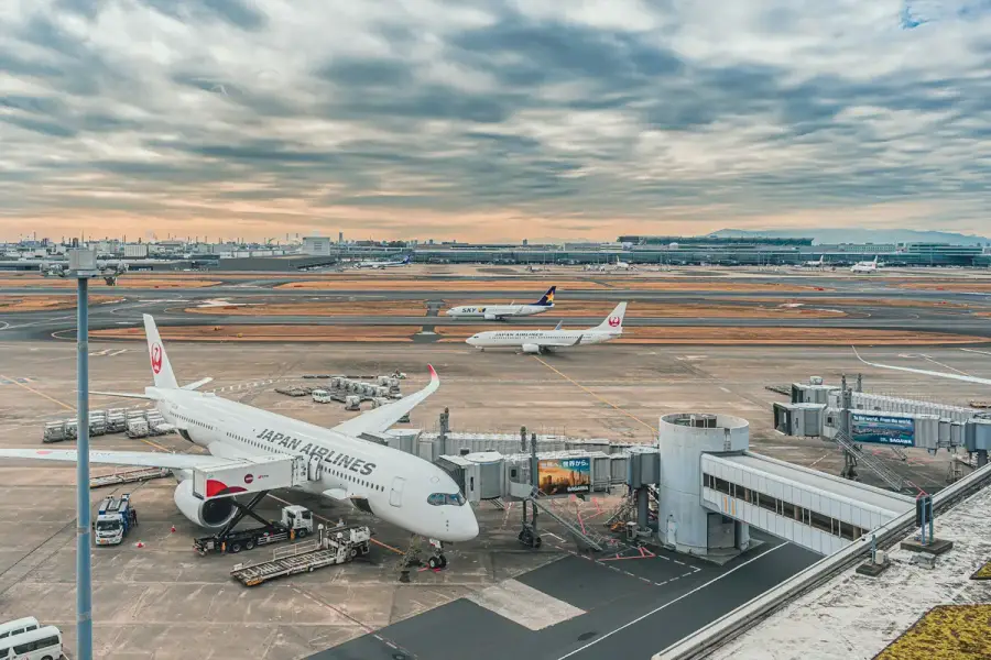 福岡機場航廈外觀，停機坪上停著飛機