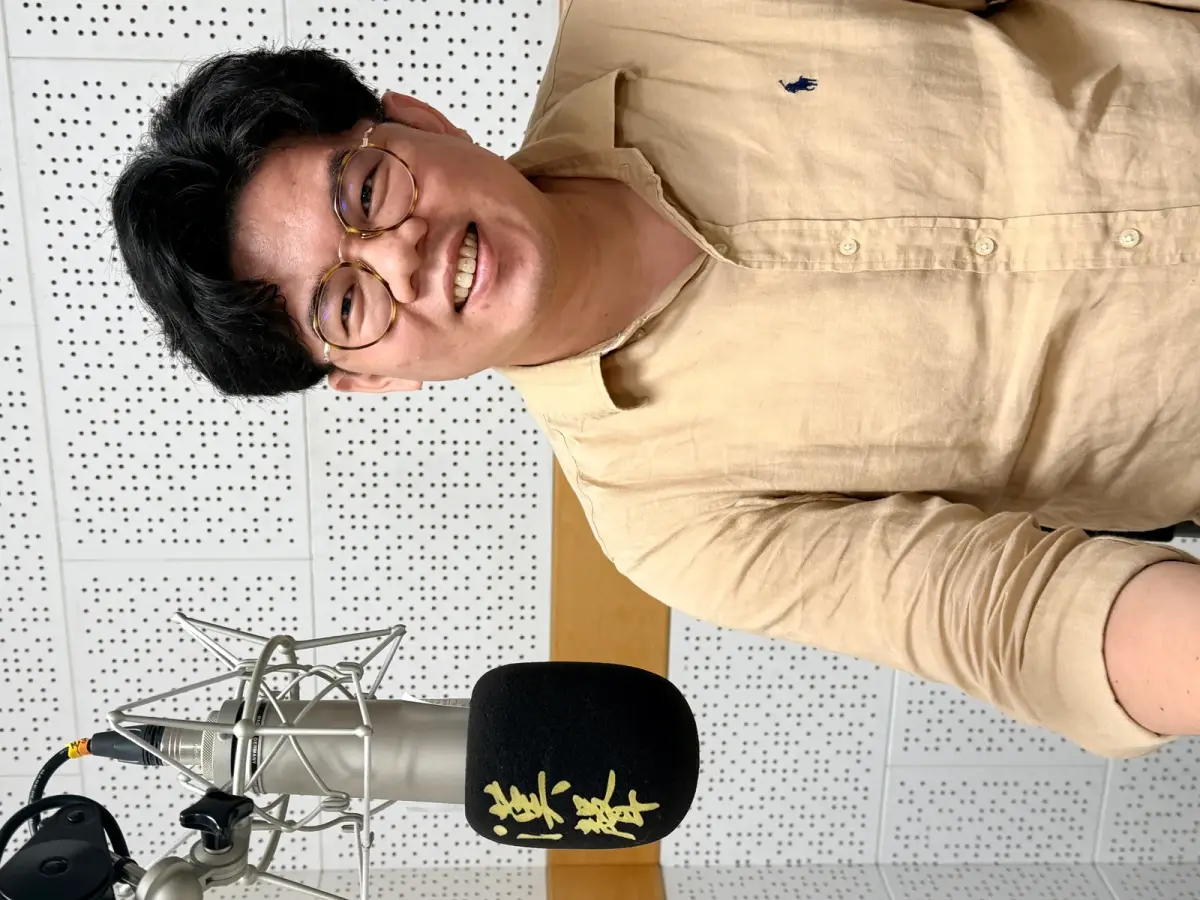 曾暐傑在錄音室接受訪談