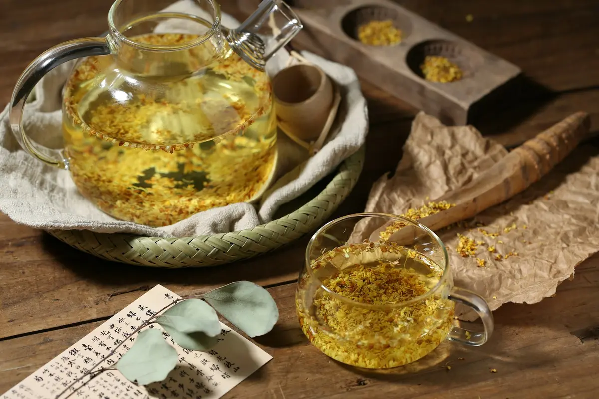 茉莉花、茶葉與茶壺組成的茶文化示意圖