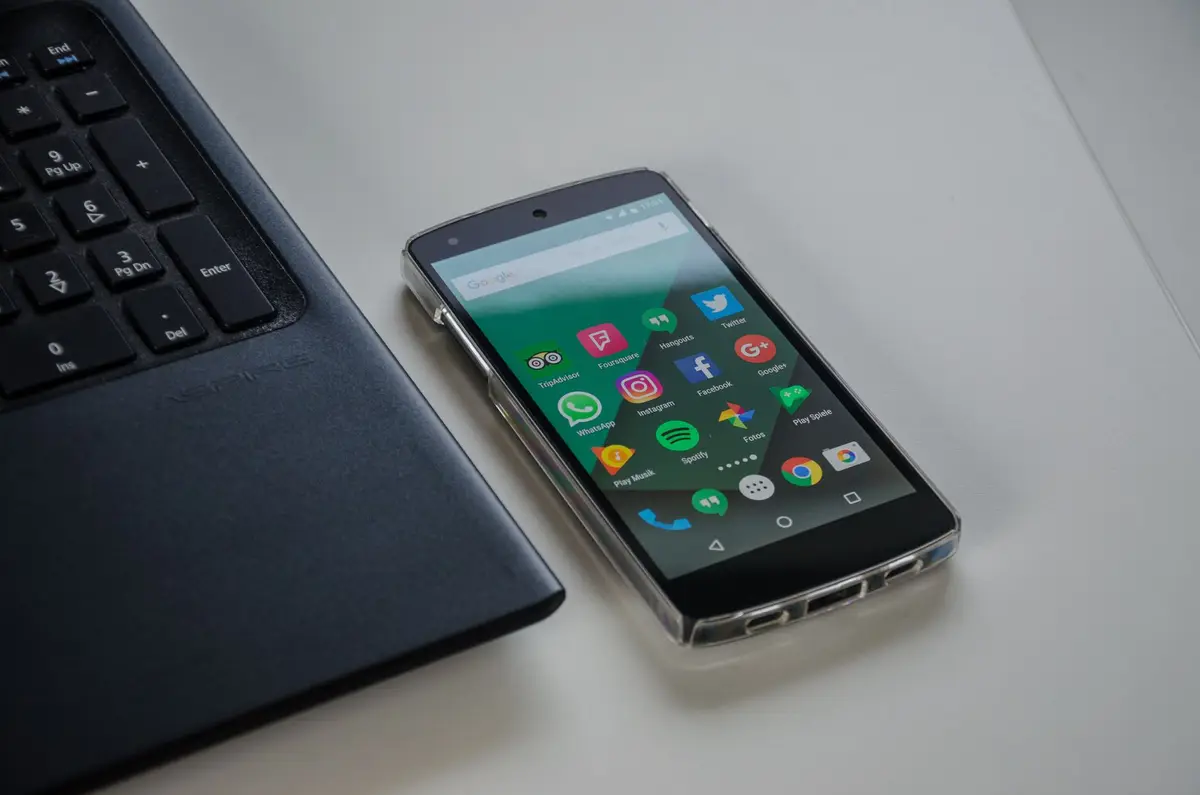 Android 手機平放在桌面上的俯視畫面，象徵 Google 錢包行動支付設定