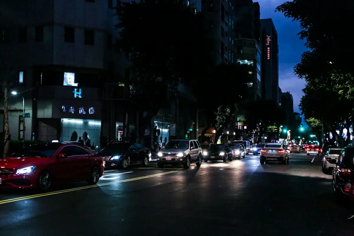 台灣城市道路多個路口交通號誌亮起，車流沿道路行進