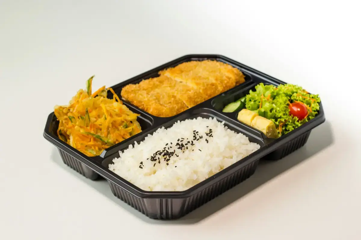 白肉魚便當與白飯擺在餐桌上，示意哈克魚便當料理