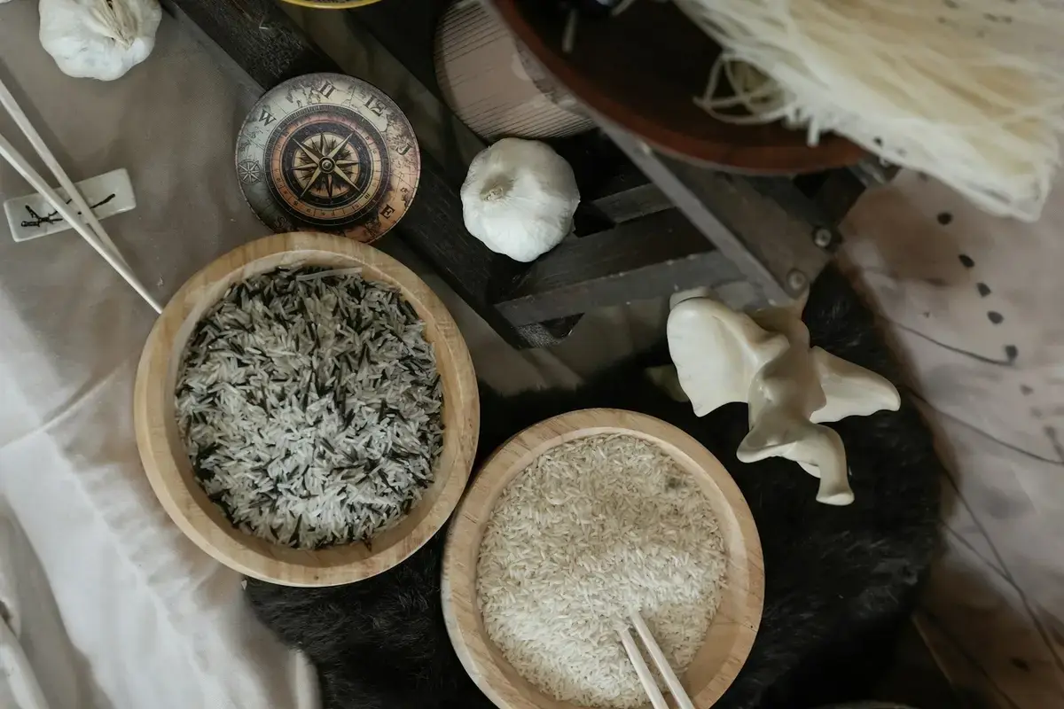 白飯與麵食等澱粉類主食擺在餐桌上的畫面（示意圖）