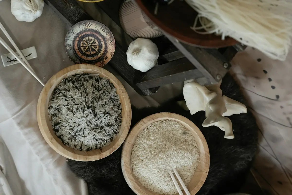白飯與麵食等澱粉類主食擺在餐桌上的畫面（示意圖）