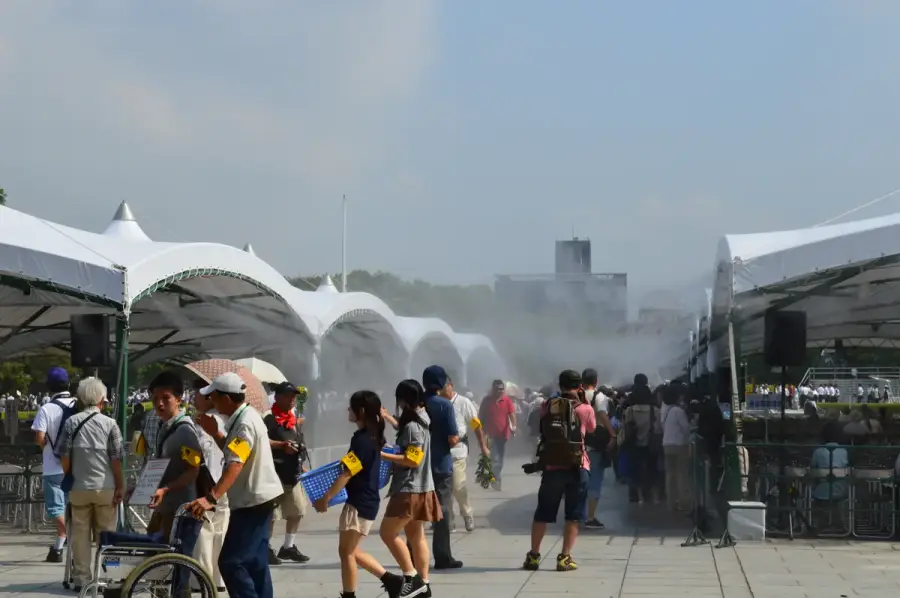 廣島和平紀念公園，原爆罹難者慰靈碑與周邊綠地