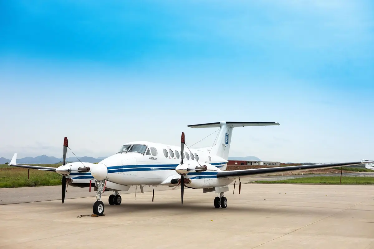 雙螺旋槳小型客機停在鄰近山區的機場停機坪