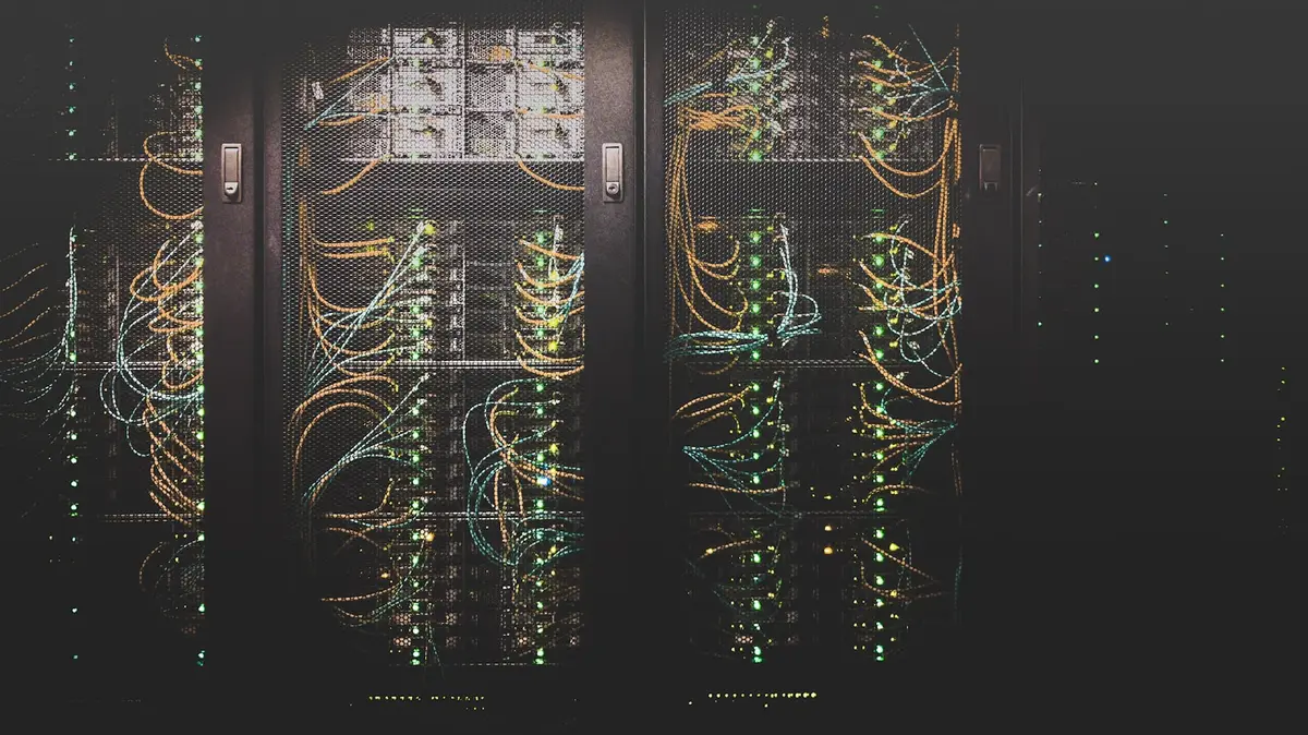 資料中心伺服器與網路設備機櫃，象徵電信基礎建設與科技供應鏈