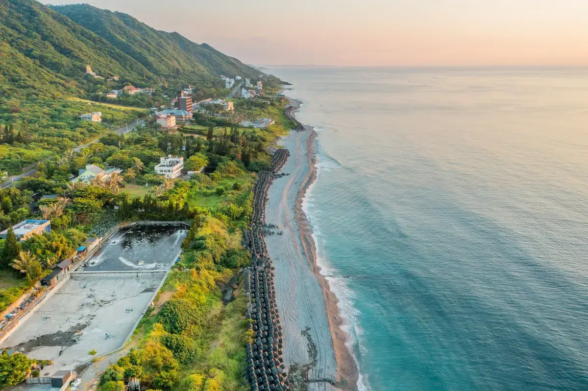臺東華源海灣與山坡道路的太平洋海景示意圖