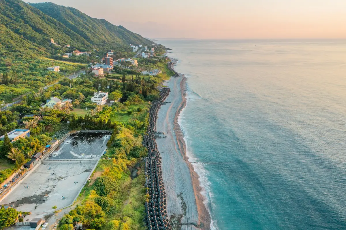 臺東華源海灣與山坡道路的太平洋海景示意圖