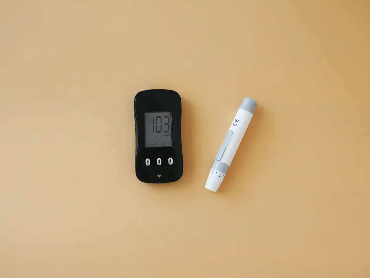桌面上的連續血糖監測感測器、手機與包裝盒，呈現 iFree2 上手情境（示意圖）