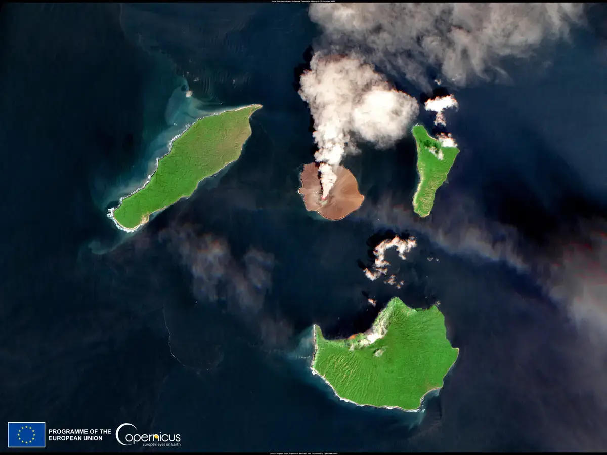 阿納克・喀拉喀托火山的衛星影像，可見火山口附近的熱異常與灰煙羽流