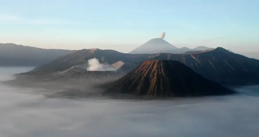 布羅莫火山與塞梅魯火山在晨曦中露出山頭，山谷間雲霧繚繞
