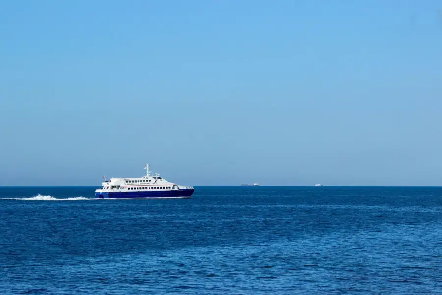 海上一艘船隻航行，天色昏暗、海面波浪起伏（示意圖）