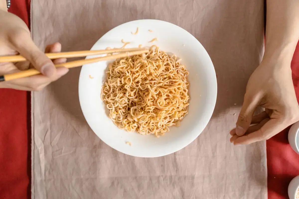 一碗泡麵與筷子的俯拍生活場景，象徵速食麵發明史（示意圖）