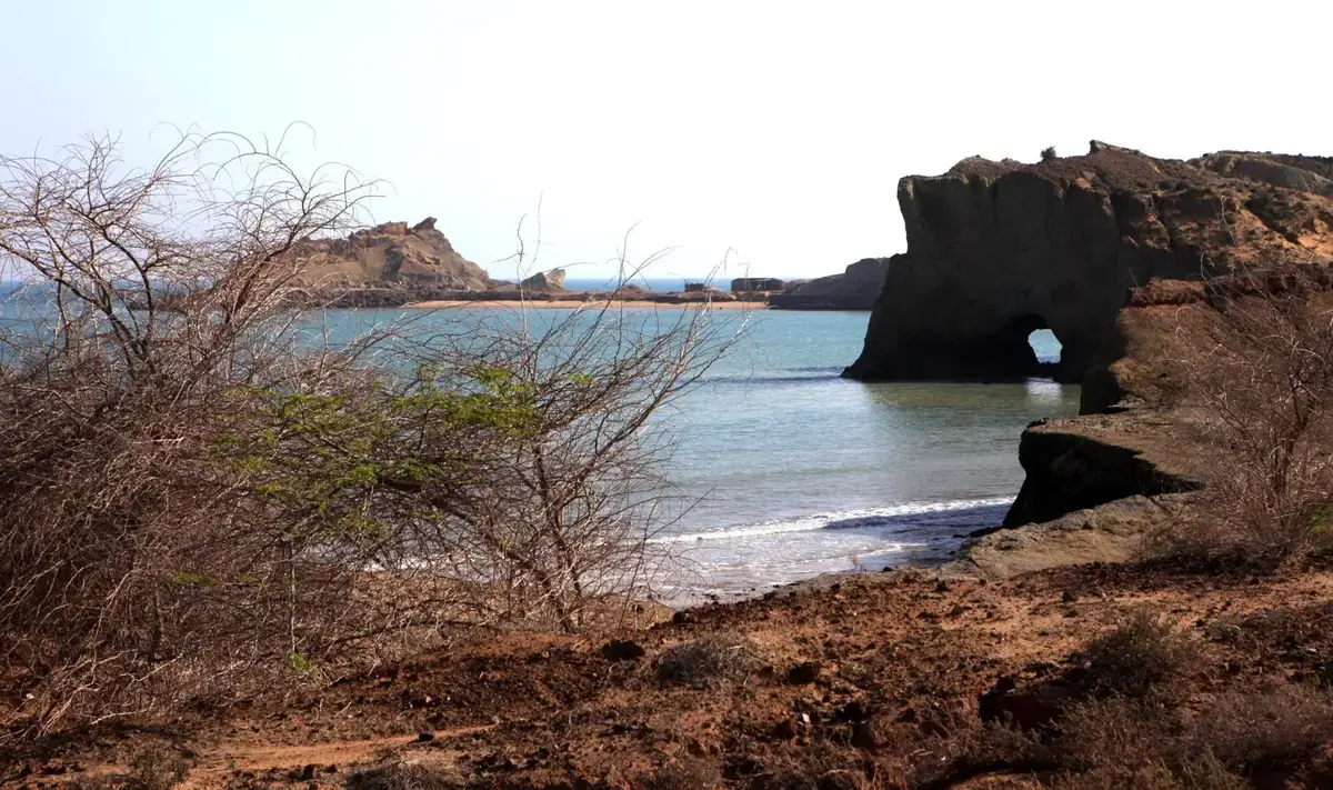 伊朗南部霍爾木茲海峽沿岸海岸景觀，作為事件地理背景示意