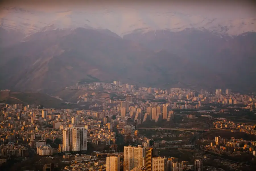 德黑蘭城市景觀，呈現伊朗最高領袖長期未公開露面的政局背景