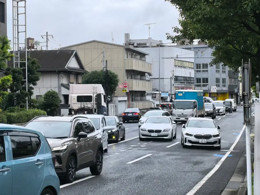 千葉縣國道126號一輛因豪雨受困拋錨的乘用車，路面積水未退