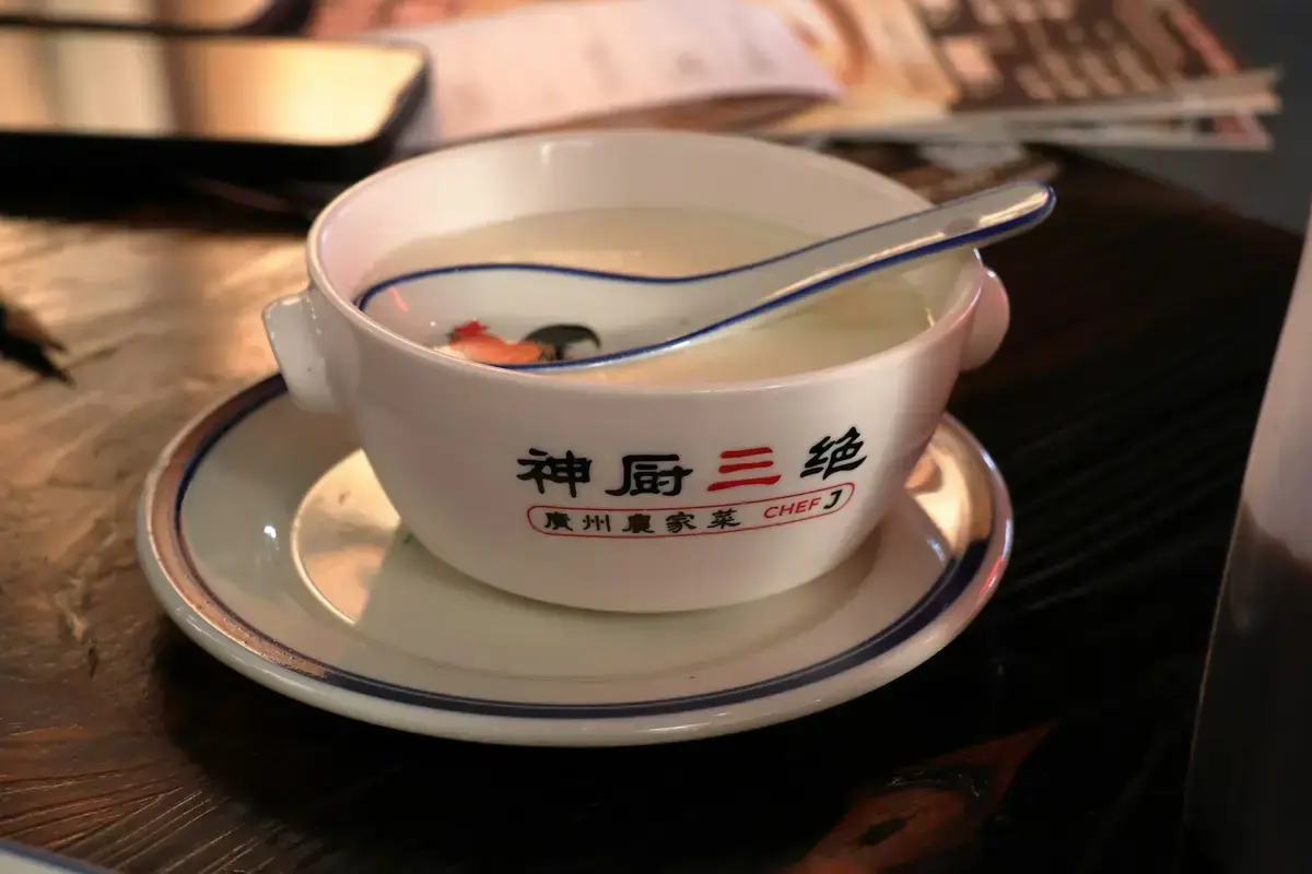 東京台灣小吃桌上擺著胡椒餅、鹹豆漿與粥品的示意圖