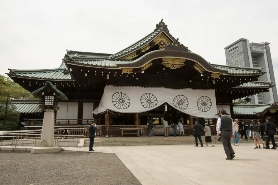 靖國神社拜殿正面，木造建築與參道石燈籠