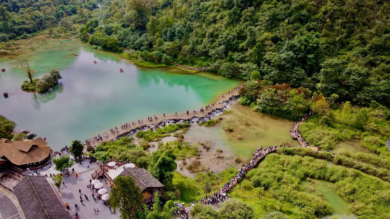 中國四川九寨溝國家公園山谷湖泊景觀，示意土石流事件發生地