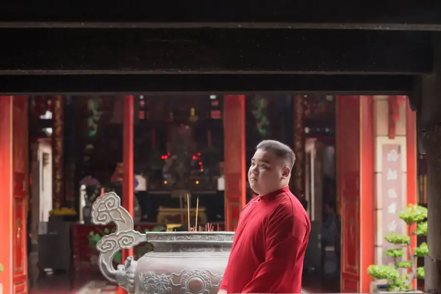 台灣廟宇香爐與燒香場景，象徵中元祭祀氛圍（示意圖）
