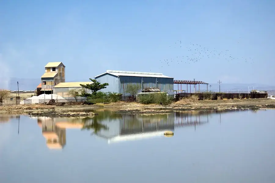 馬格迪湖純鹼工廠，廠房倒映於湖水中