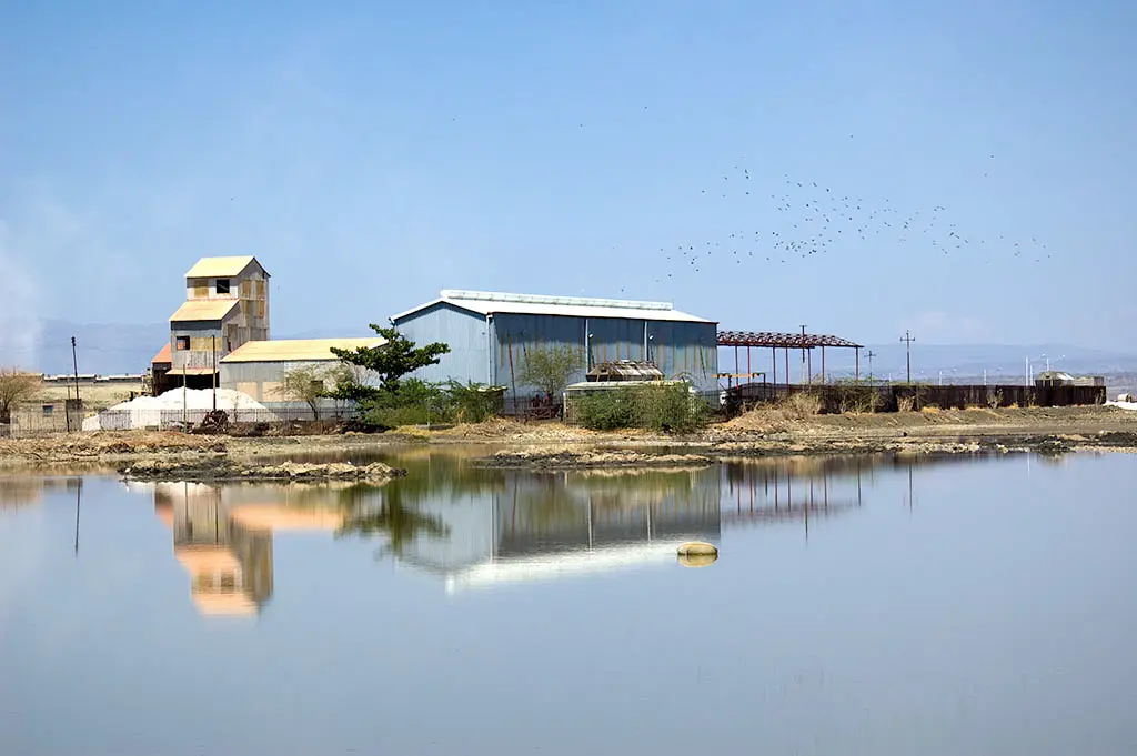 馬格迪湖純鹼工廠，廠房倒映於湖水中