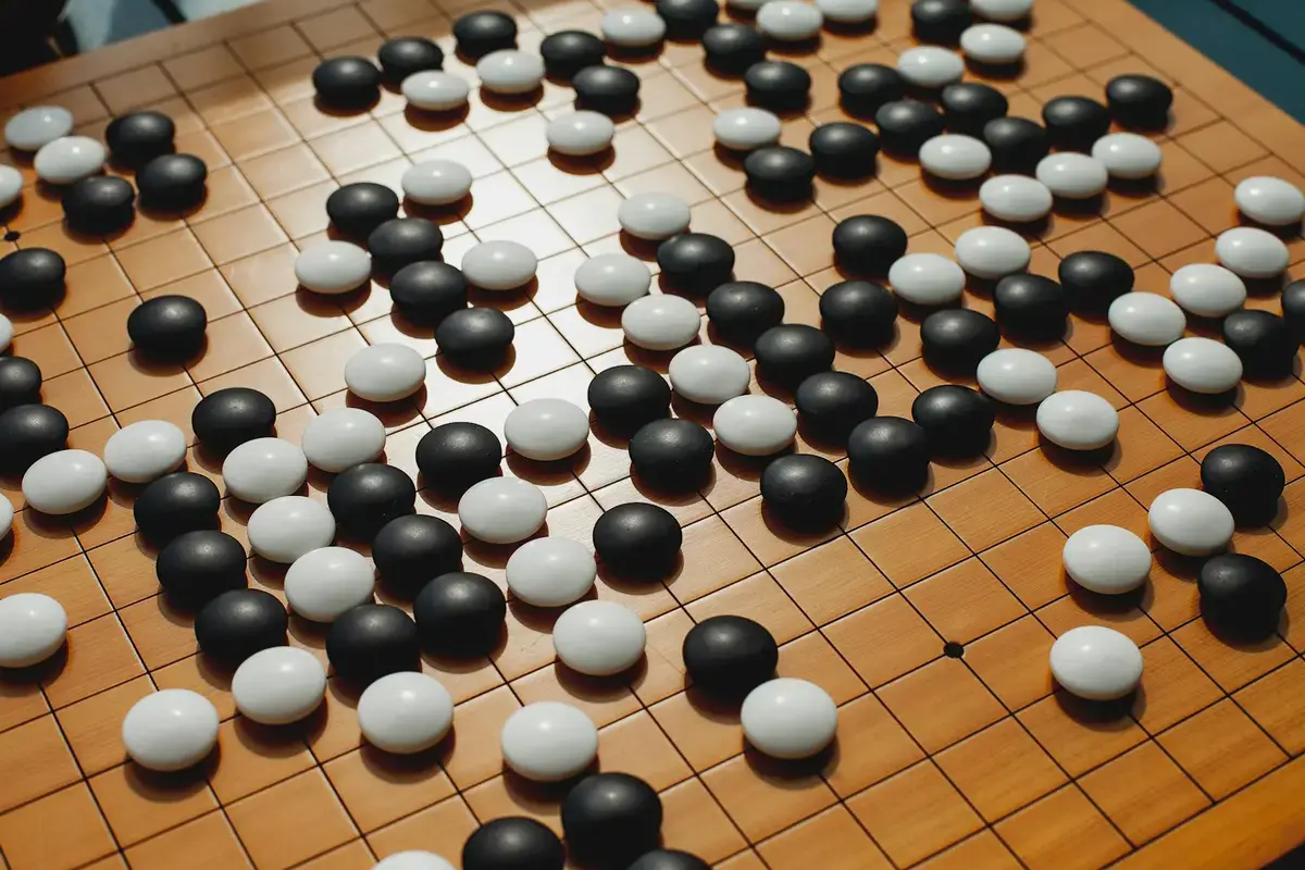黑白棋子擺在圍棋棋盤上的特寫（示意圖）