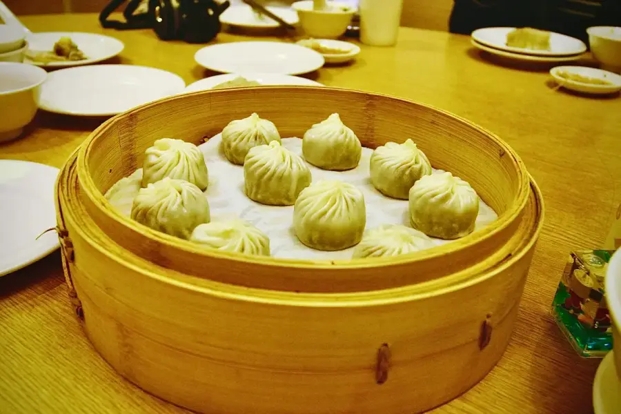 韓式中華料理餐桌上的港點與中式菜色示意圖