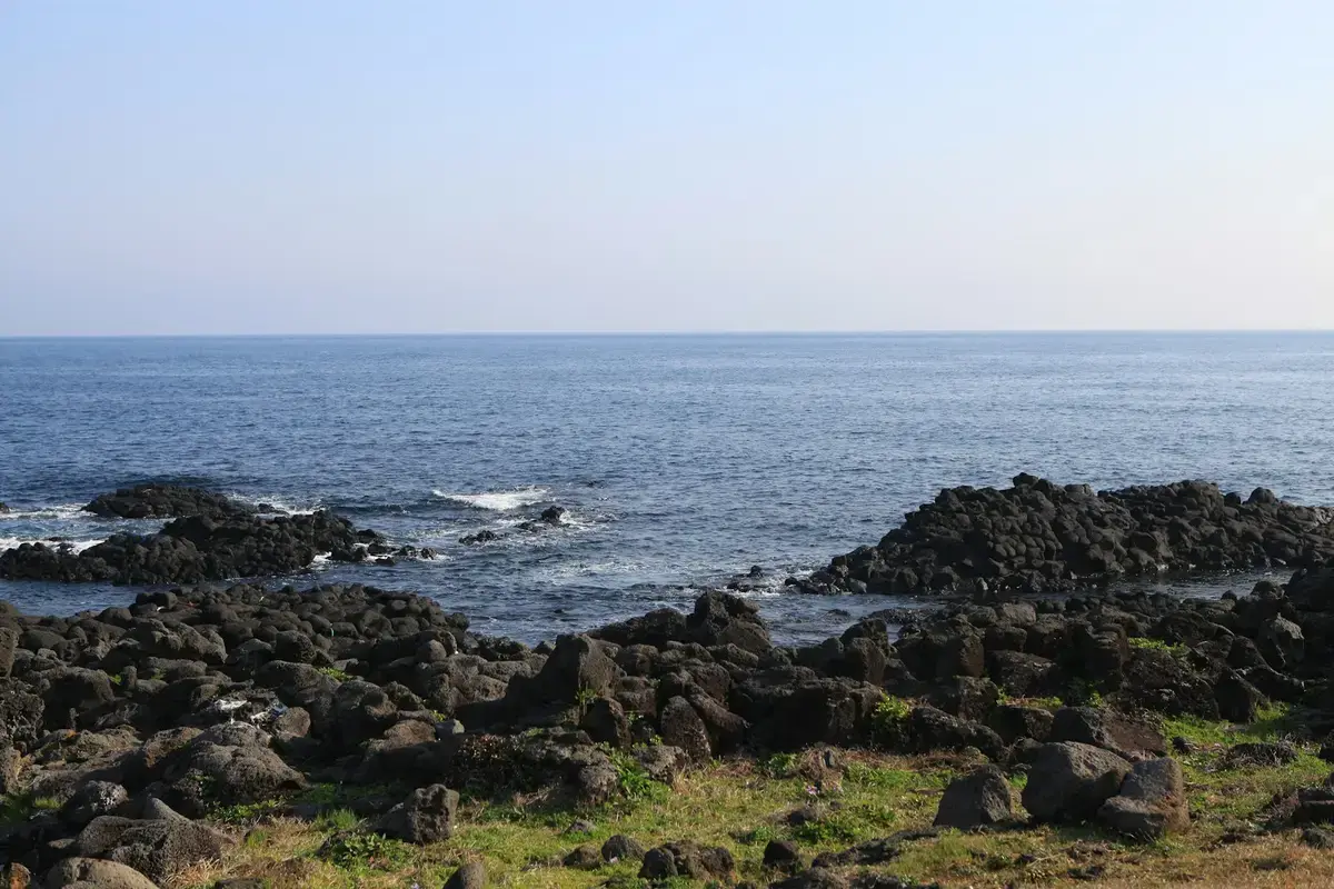 無人物的濟州島海岸與海面，呈現韓國海女文化的海洋場景