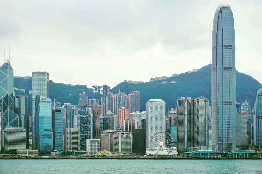 香港中環金融區高樓與維多利亞港天際線