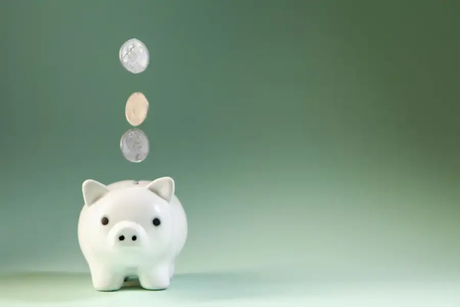 堆疊的硬幣與存錢筒，象徵數位銀行的存款分帳規劃