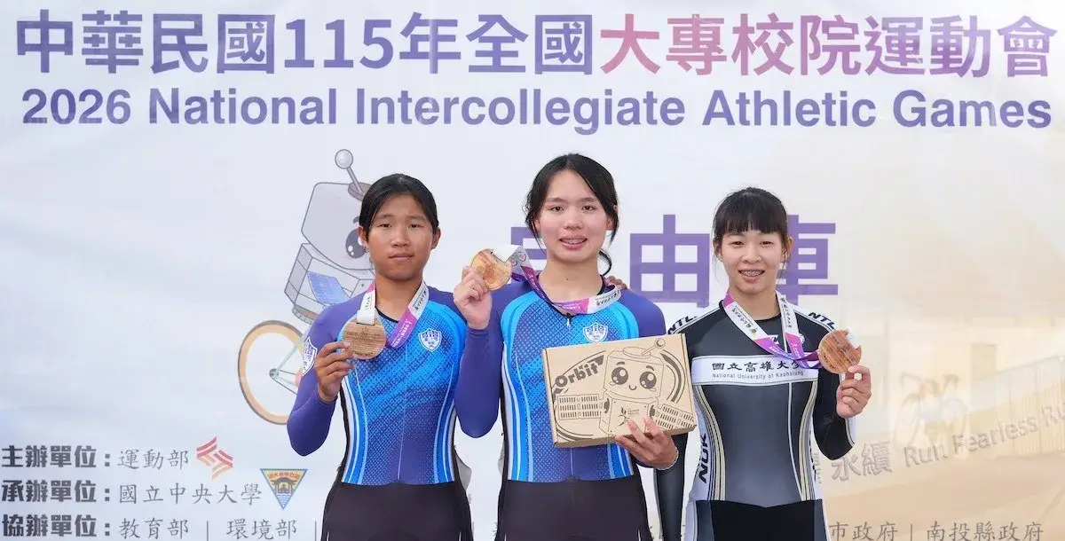 一名亞洲女子場地自由車選手在現代自由車場的傾斜彎道高速騎行。