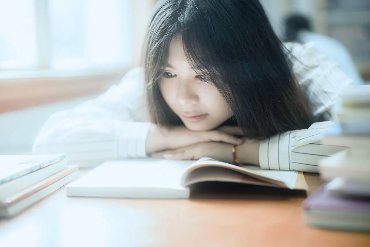 穿白袍的醫師站在診間，象徵醫療場域中知識不對稱的信任關係