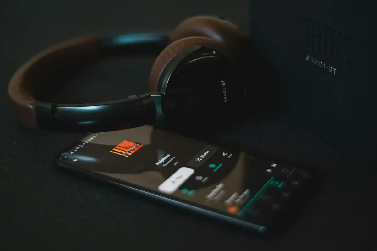 桌面上的高階耳機與手機音樂播放器，呈現無損音質串流的聆聽場景