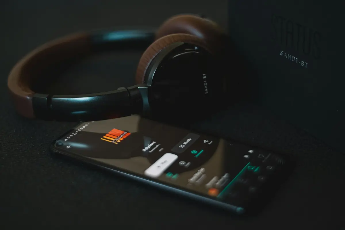 桌面上的高階耳機與手機音樂播放器，呈現無損音質串流的聆聽場景