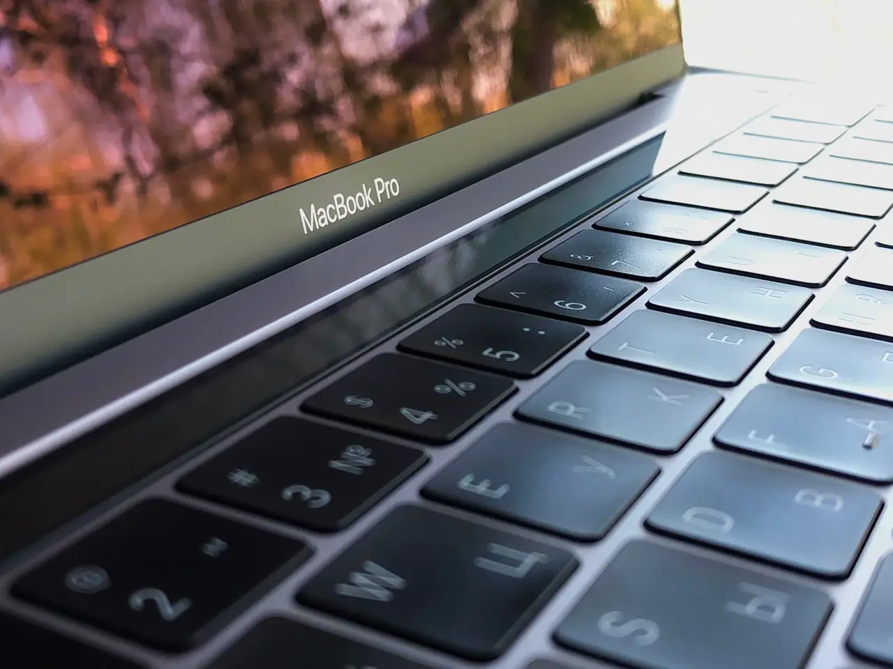 MacBook Neo 筆電正面外觀，展示 13 吋 Liquid Retina 螢幕與鍵盤設計
