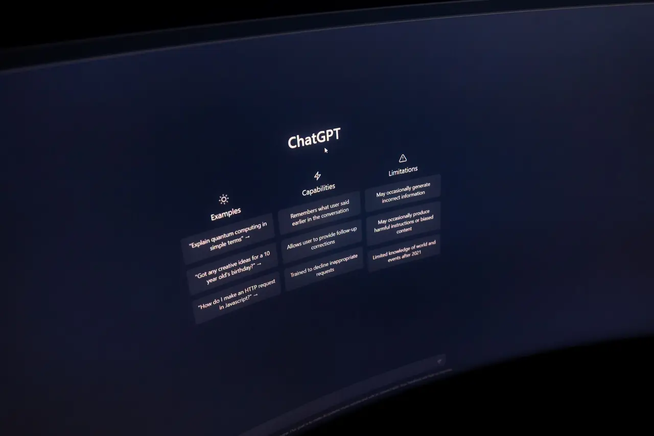 AI agent 透過統一標準協定連接企業內部多個系統與工具，象徵 MCP 成為事實標準後的治理課題
