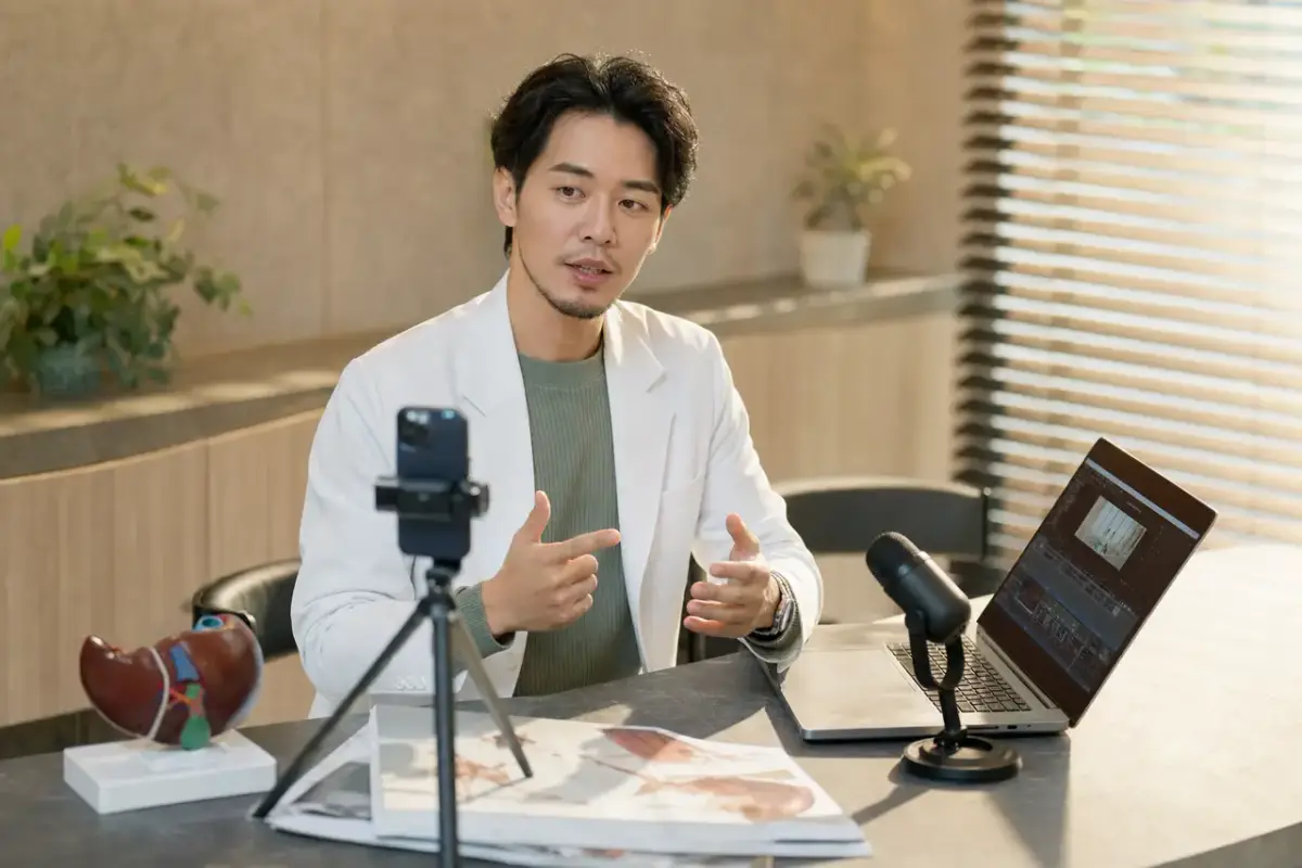 健康資訊獲取管道從報紙電視轉向社群平台與短影音的時間軸示意圖