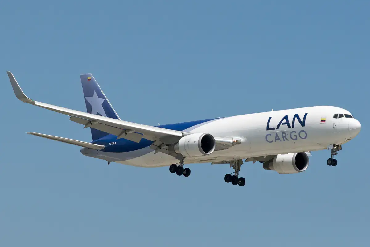 一架波音767貨機進場飛越邁阿密國際機場跑道