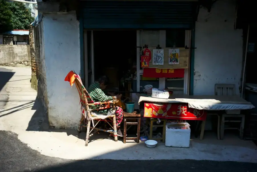 傳統茶飲店與早餐點心的封面示意圖