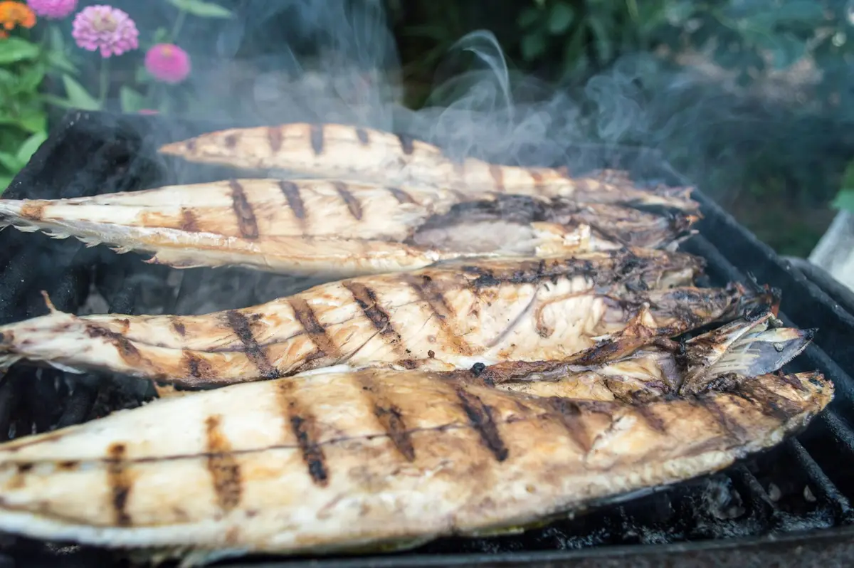 烤網上的鰻魚與海鮮食材，中秋烤肉主題示意圖