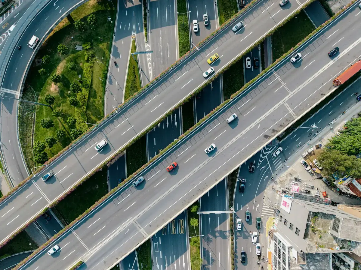 中秋連假高速公路車流行駛於交流道與高架路段的示意畫面