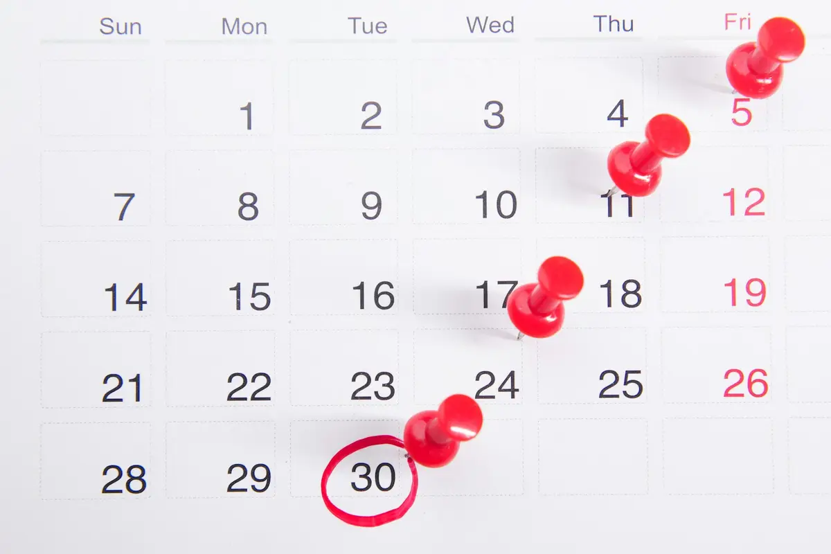 月曆頁面上以紅筆圈起9月25日至28日的連續假期（示意圖）