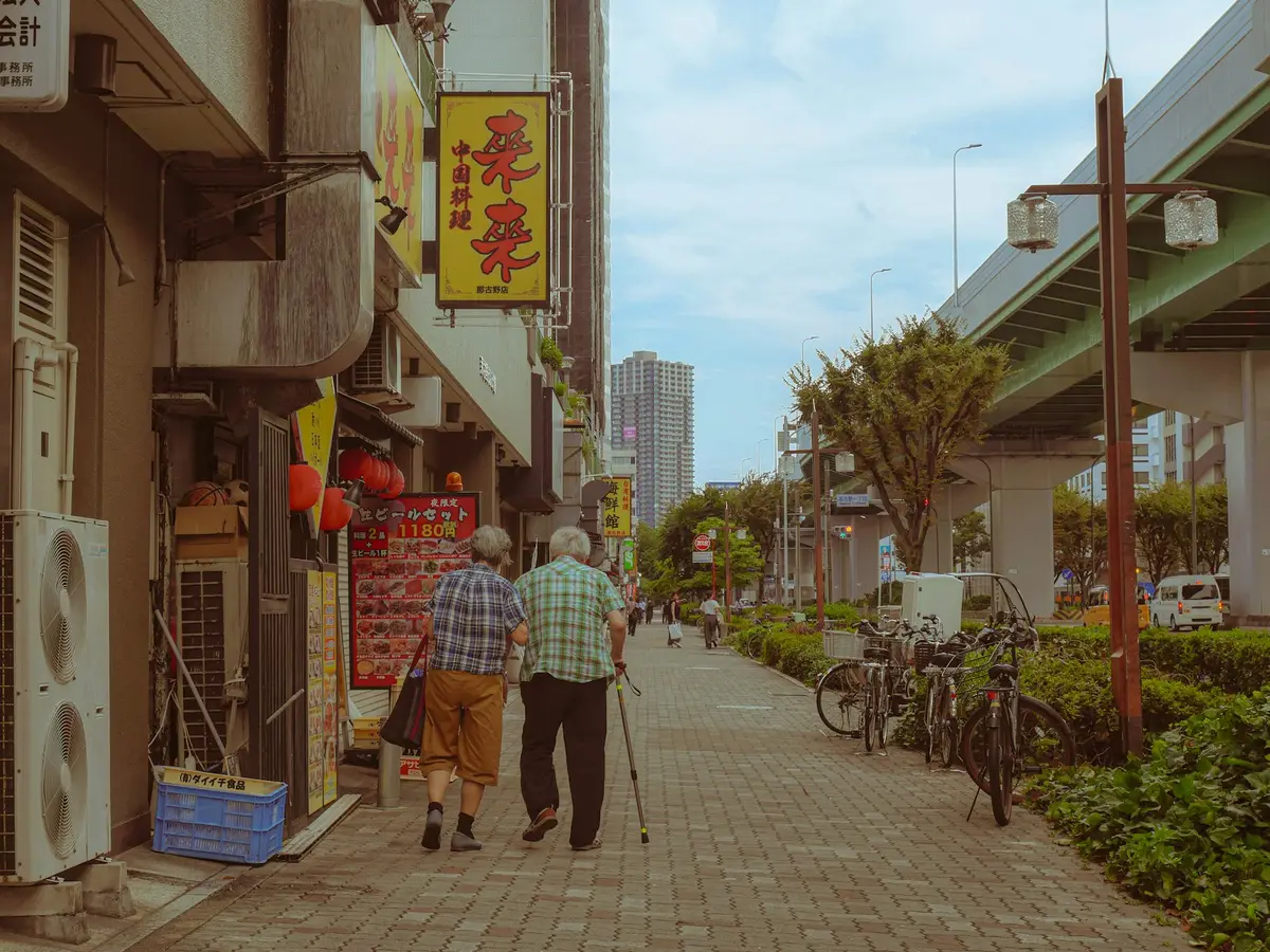 日本城市街景與旅遊移動情境，呈現名古屋自由行的城市氛圍