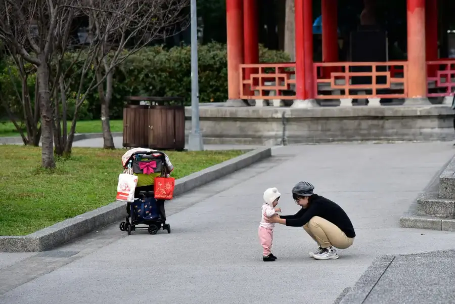 幼兒在戶外活動，示意南投鄉鎮兒童成長禮金政策（示意圖）